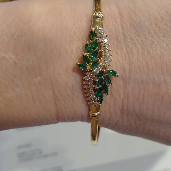 Emerald and diamond Omega bracelet, 14k yellow gold - Picture 4 of 13